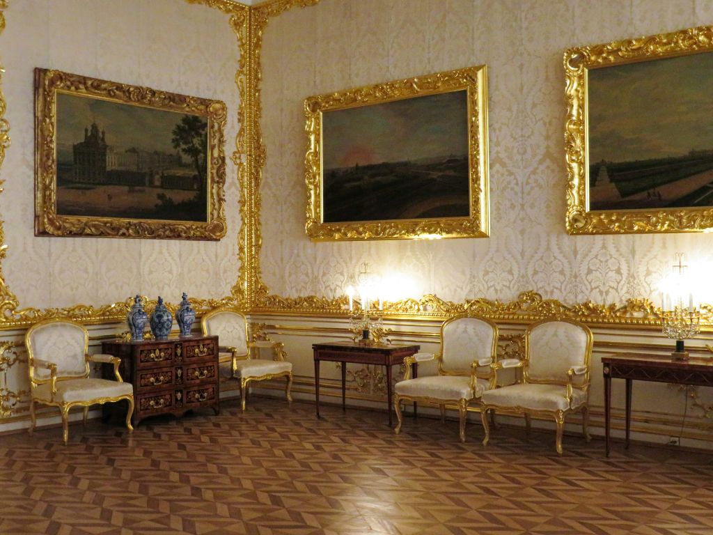 una sala d'aspetto con arredamento barocco