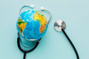 un mappamondo con appoggiato uno stetoscopio