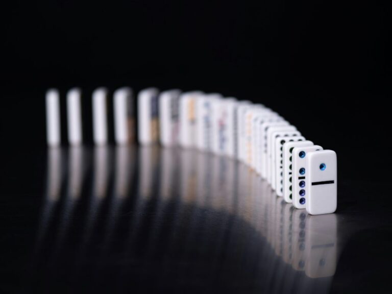 tessere del domino una dietro l'altra non appoggiate